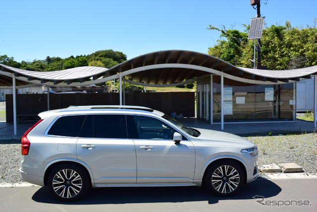 ボルボ XC90 B5 モメンタムのサイドビュー。3列シートSUVは3列目が狭いケースが多いが、XC90は大人でも一応きちんと座れるだけのスペースが確保されていた。