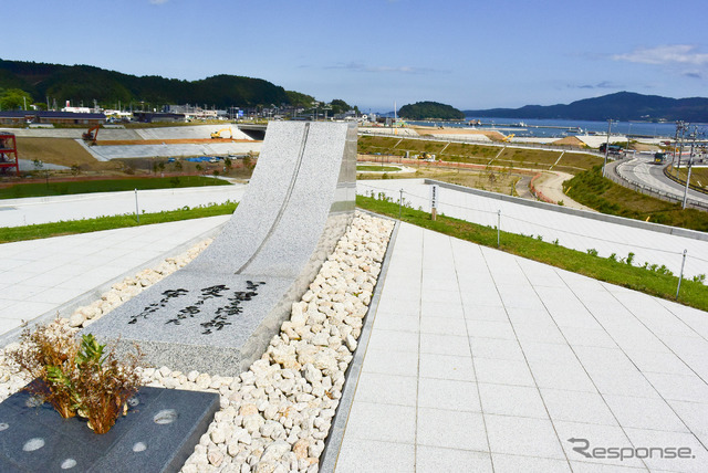 祈りの丘から志津川の町を眺める。正直、復興はまったく進んでないという印象だが、同じ南三陸町でも志津川は有力者を擁していることもあり、他の地域に比べると優遇されているほうだ。