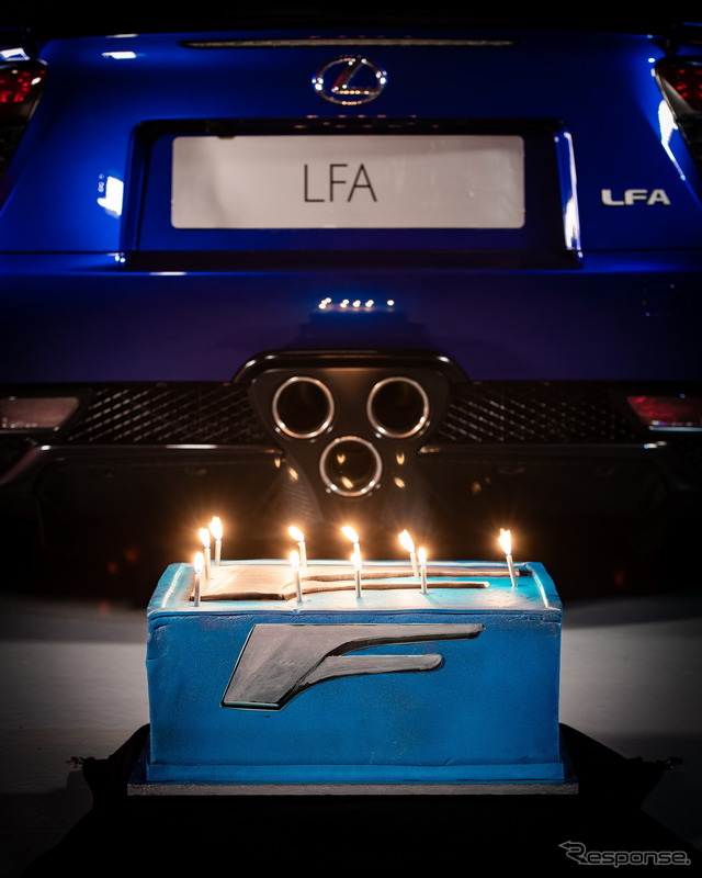 レクサス LFA のデビュー10周年を祝福