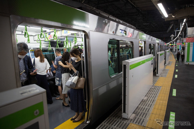 JR東日本の山手線では、平日が外回りの大崎~池袋間で19分程度、池袋~品川間で14分程度。内回りの池袋~大崎間で28分程度繰り上がる。土休日は外回りの大崎~池袋~品川間で19分程度、内回りの池袋~大崎間で28分程度繰り上がる。