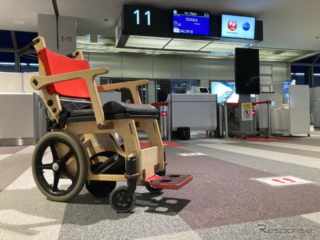 木製車いすに装着した電動アシストユニット「スマートドライブ」