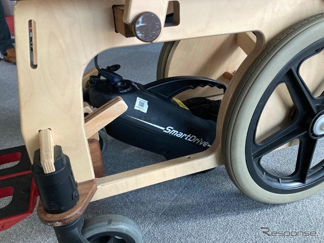 木製車いすに装着した電動アシストユニット「スマートドライブ」