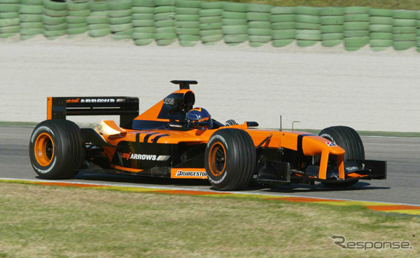バレンシアF1テスト、アロウズ入りのフレンツェンが2度のクラッシュ!