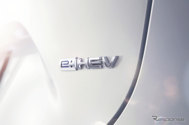新型ヴェゼル e:HEVのエンブレム