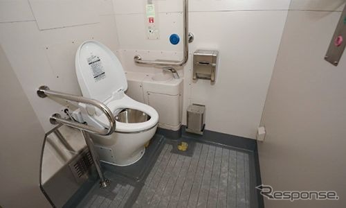 製作中のバリアフリー対応トイレ（2021年1月時点）。京急車としては初めて設置される。