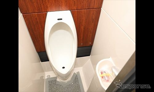 製作中の男性用トイレ（2021年1月時点）。3号車に設置。