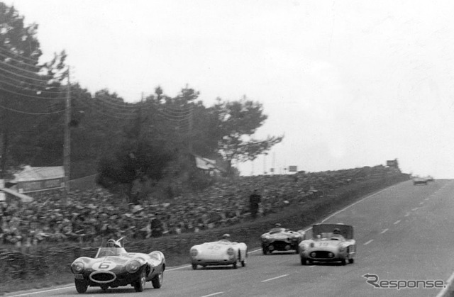ルマン24時間耐久で集団をリードするジャガーDタイプ(1954年)。