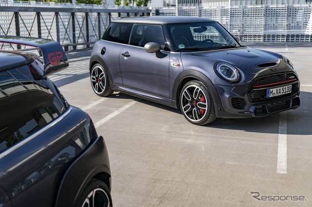 MINI ジョンクーパーワークスGP(左)とジョンクーパーワークスGPインスパイアードエディション(右)
