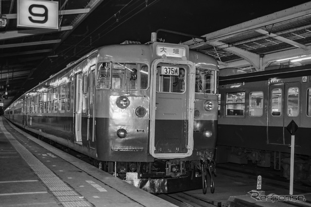 JR移行後からまもない頃の「大垣夜行」。この頃は165系電車で運行されており、当時、東海道本線唯一の昼行急行だった『東海』と共通運用だった。東海道本線東京駅。