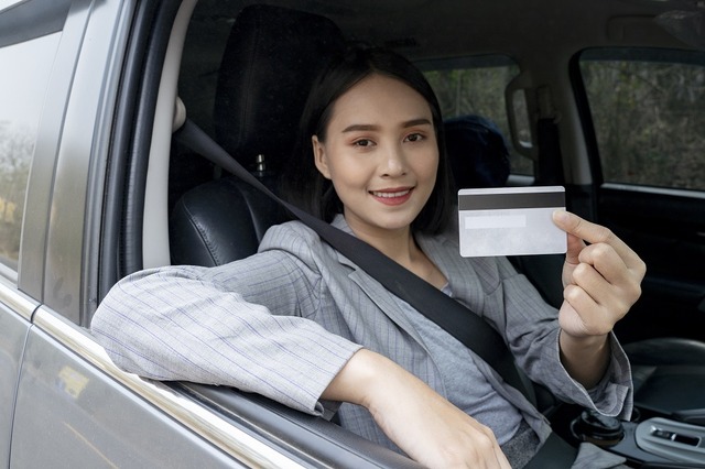 レンタカーの割引率が最大55%以上の特典付きクレジットカードを紹介