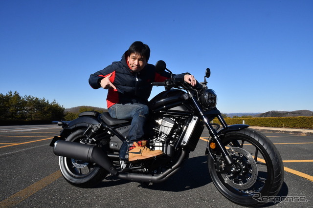 レブル1100/DCT発売前にじっくり見て触った筆者(青木タカオ)。