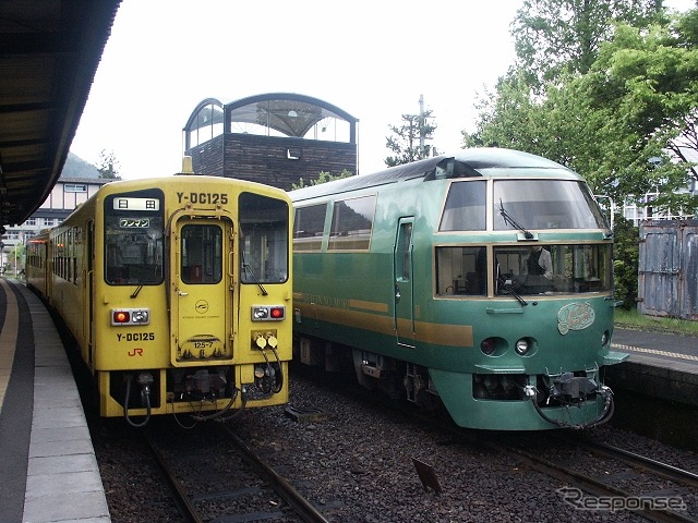 久大本線由布院駅に停車中の特急『ゆふいんの森』（右）と普通列車（左）。なお、『ゆふいんの森3・4号』は、4月21～23日、5月10日～６月30日に『ゆふ』用のキハ185系が充当され、同時刻で『ゆふ73・74号』として運行される。