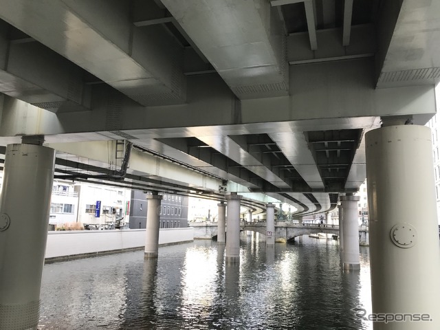 日本橋川上空を通る首都高速（日本橋付近）