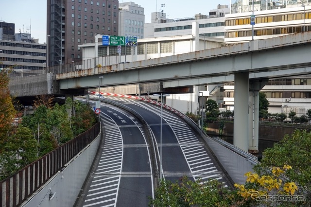 八重洲線の地下出入り口。上を横切る高架が都心環状線（撤去予定）、左前方が神田橋JCT
