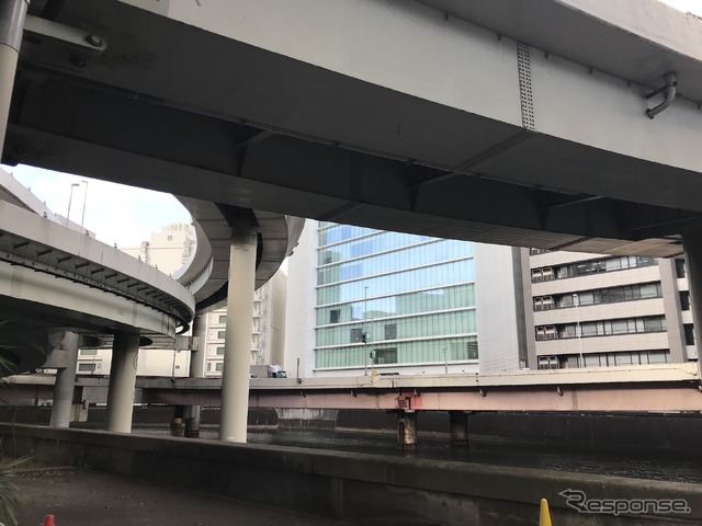 江戸橋JCT。低い位置の高架が、将来地下化される都心環状線。前方のビル群も建て替えになる。