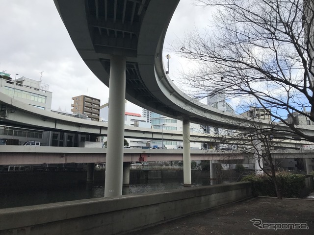 江戸橋JCT。低い位置の高架が都心環状線。この辺がトンネル出入口で、地下区間は左手になる。