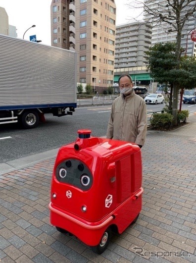 公道を走行する自動宅配ロボット