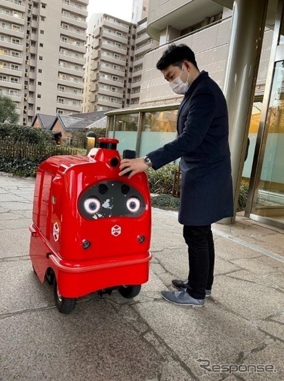 公道を走行する自動宅配ロボット