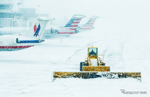 空港での除雪例（NYラガーディア空港）