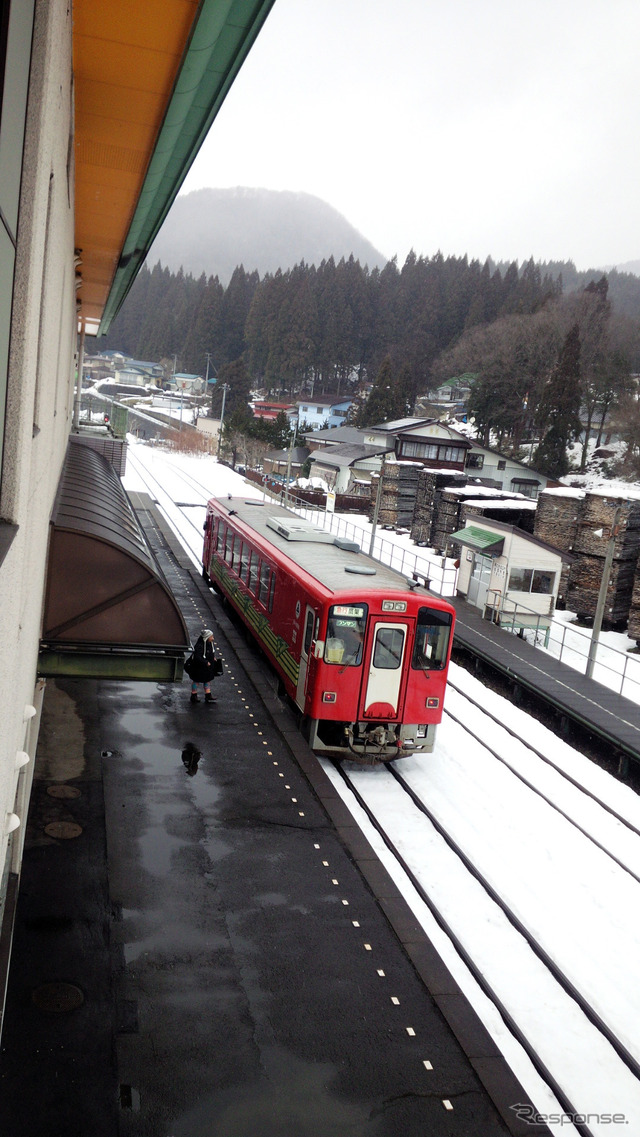 阿仁前田駅に入る秋田内陸線の列車。