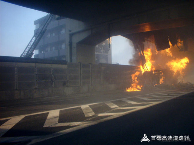 首都高、タンクローリー火災事故…現場写真蔵