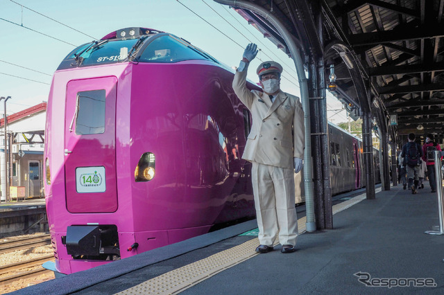 JR北海道では最新の観光列車であるキハ261系5000番台「はまなす」編成。写真は営業運行初日の出発セレモニーの様子。2020年10月17日、小樽駅。