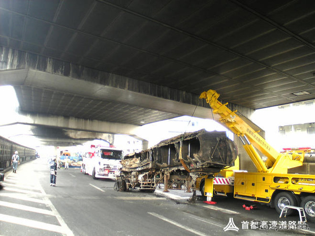 首都高、タンクローリー火災事故…現場写真蔵