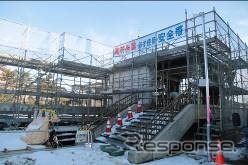 日本海ひすいライン糸魚川~梶屋敷間にある西海踏切を挟んだ両脇に位置する「えちご押上ひすい海岸」駅。駅舎は糸魚川方に設けられる。