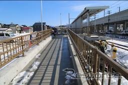 工事が進む駅構内は2面2線で、スロープ付き。2月中旬には足場が撤去され、駅舎の全景を見ることができるという。