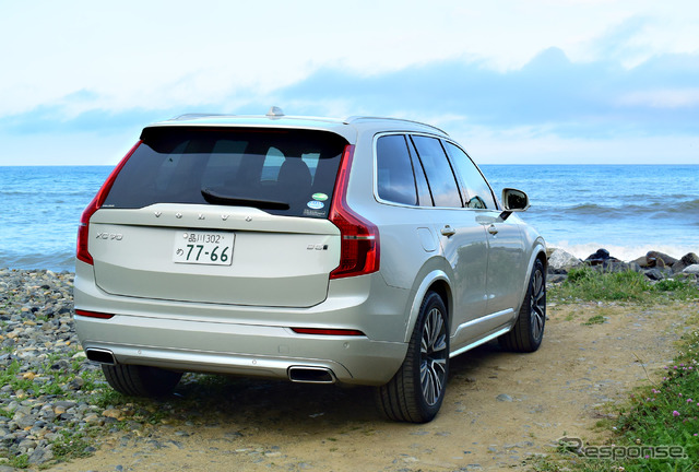 ボルボ XC90 B5 Momentum