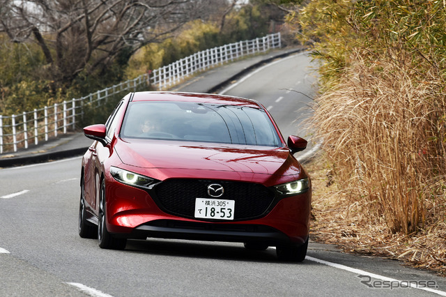 マツダ3 SKYACTIV-X 新型（ファストバック Xバーガンディセレクション 6MT）