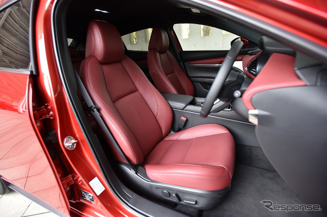 マツダ3 SKYACTIV-X 新型(ファストバック Xバーガンディセレクション 6MT)