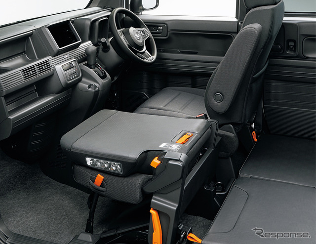 ホンダ M-VAN ダイブダウン機構付助手席 1名乗車時(助手席テーブルモード)