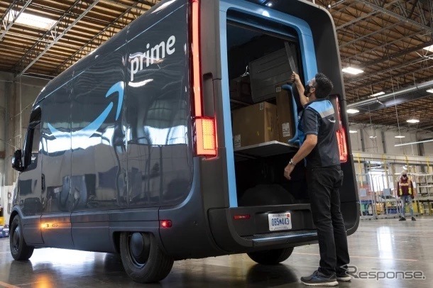 アマゾンが配送用に10万台を導入する新型EVの公道テスト