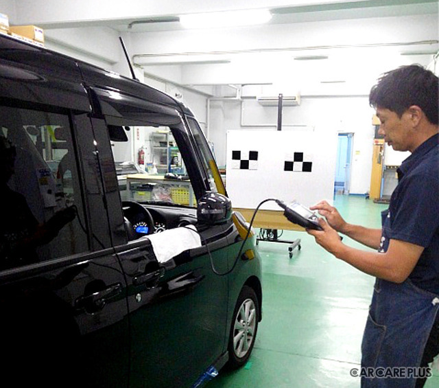 岡山西店では、最近の新型車（先進安全自動車／ASV）のガラス交換に欠かせない「エーミング作業」が可能