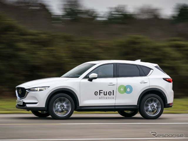 eFuelアライアンスのデカールを装着したマツダ CX-5