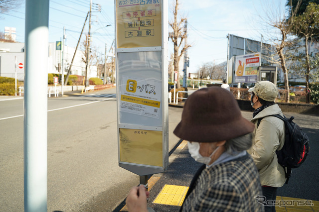 バス停で待つ居住者