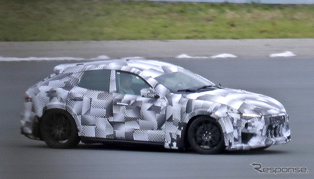 フェラーリ初のSUV「プロサングエ」プロトタイプ(スクープ写真)