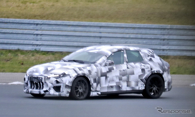 フェラーリ初のSUV「プロサングエ」プロトタイプ(スクープ写真)