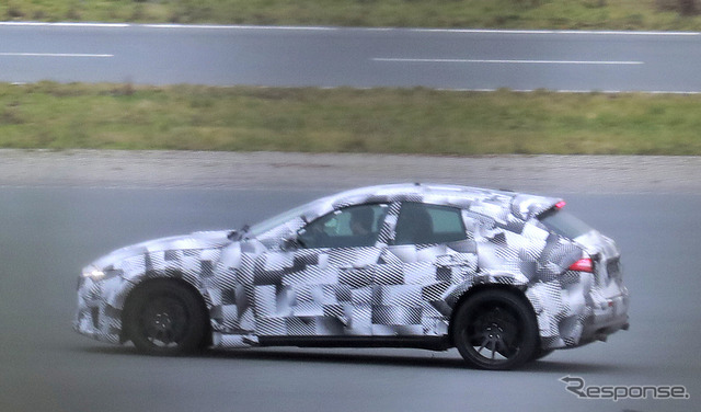フェラーリ初のSUV「プロサングエ」プロトタイプ(スクープ写真)