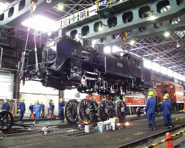 苗穂工場で、動態復元へ向けて動輪入れ作業が行なわれた時のC11 171。1999年3月30日。