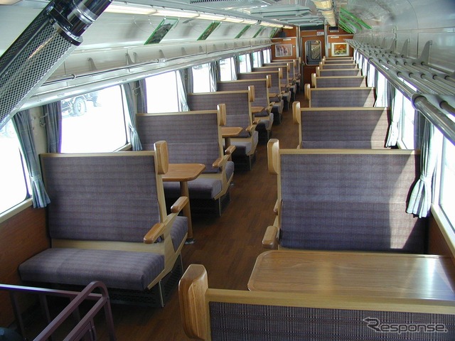1999年、リニューアルされた当時の14系車内。シートは簡易リクライニングシートからボックスシートに交換され、ダルマストーブも取り付けられた。