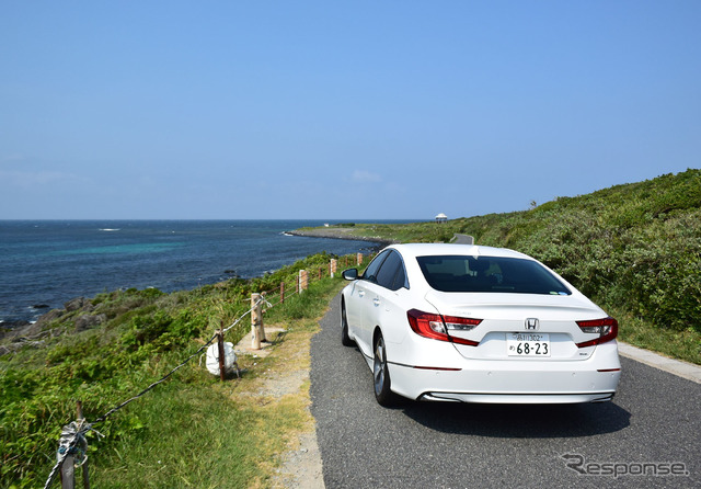 山口・角島の海辺にて。