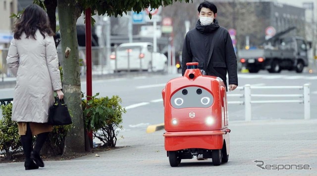 デリロは歩道を自動走行し、万一のトラブル発生に対処するため一人が付き添う