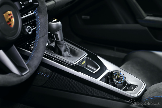 クロノグラフは、新型911 GT3顧客向けエクスクルーシブ。ポルシェデザインがデザインした。エンジンのコンロッドと同じチタン製だ。