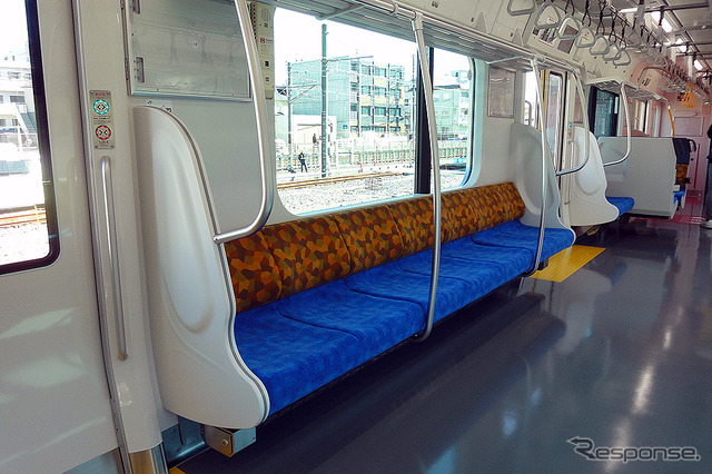 ロングシート仕様だが、車端部がクロスシートとなっているE131系の車内(幕張車両センター 2021年2月18日撮影)
