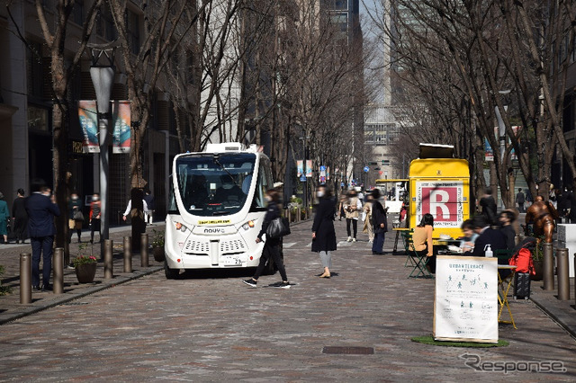 丸の内仲通りを走行する自動運転モビリティの様子（準備走行時）