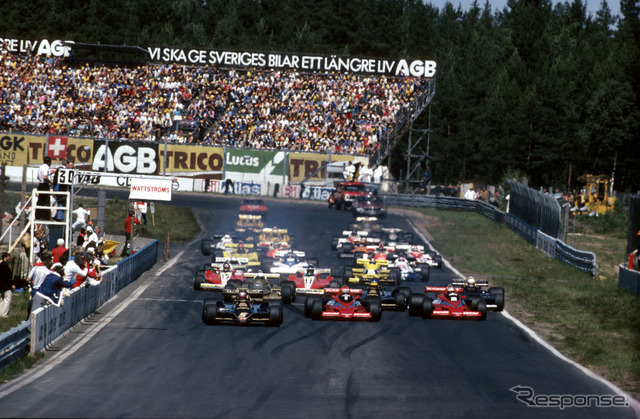 1978年F1スウェーデンGP決勝スタート(6月17日)。マリオ・アンドレッティ(ロータス79)、ニキ・ラウダ(ブラバムBT46B)、ジョン・ワトソン(ブラバムBT46B)、ロニー・ピーターソン(ロータス79)、リカルド・パトレーゼ(アローズFA1)、ジョディ・シェクター(ウルフWR5)、カルロス・ロイテマン(フェラーリ312T3)、ジル・ヴィルヌーヴ(フェラーリ312T3)ら。