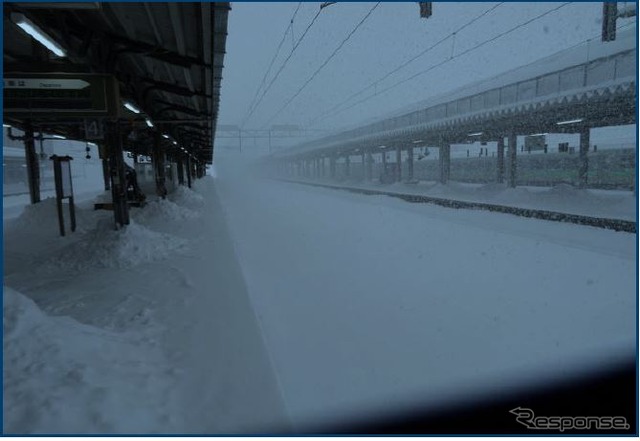 函館本線岩見沢駅構内の降雪状況（2月24日8時30分時点）。