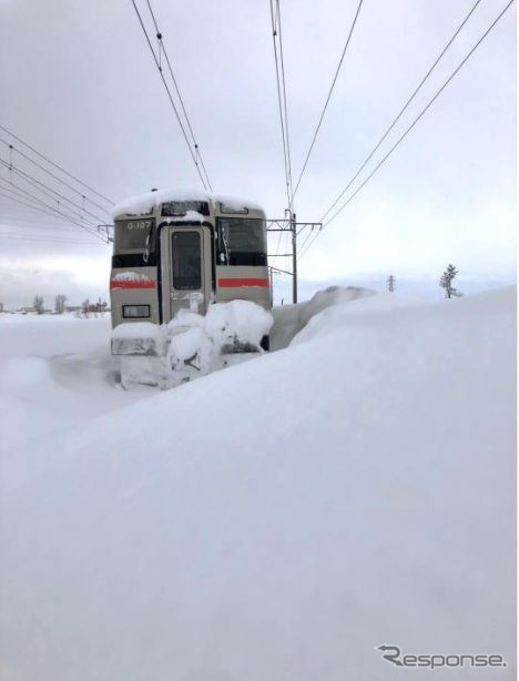 積雪に阻まれ函館本線岩見沢～峰延間で立ち往生した731系電車。2月24日。